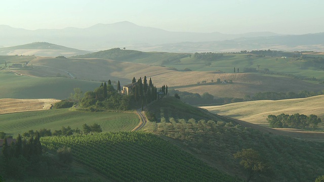 WS ZI View of Villa Belvedere农舍on hill at sunset / Pienza, Tuscany, italy视频素材