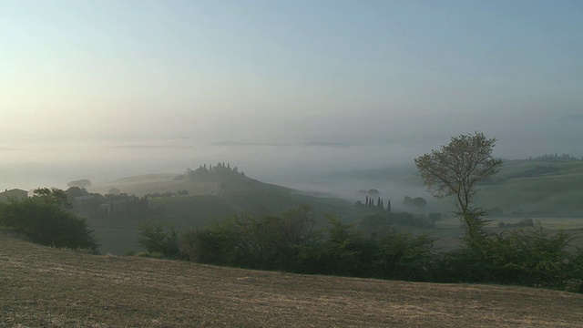 日落时分的Villa Belvedere农舍的WS视图/ Pienza，托斯卡纳，意大利视频素材