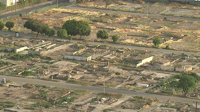 广角航拍推出-废弃的建筑物躺在废墟在洛杉矶郊区。/美国加州洛杉矶视频素材