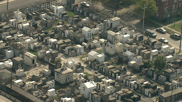 宽镜头空中跟踪-左缩小-地面上的坟墓挤满了新奥尔良的一个大墓地。/美国路易斯安那州新奥尔良视频素材