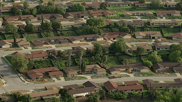 长镜头空中跟踪-左缩小-洛杉矶郊区到处都是废弃的房屋。/美国加州洛杉矶视频素材