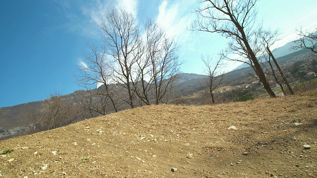 高清:在四十字赛车中跳过泥土视频素材