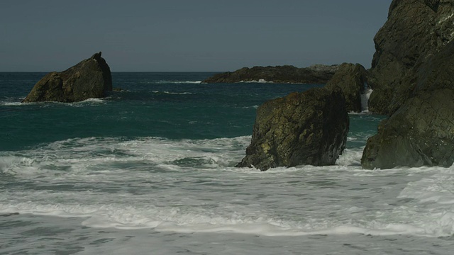 MS SLO MO海浪撞击岩石，沙子/大苏尔，加州，美国视频素材