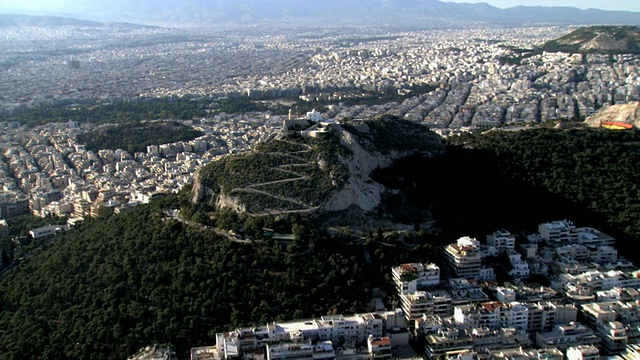 从WS AERIAL ZI视图可以看到利卡维图斯的城市景观和利卡贝图斯山，山顶是圣乔治教堂。雅典/利卡贝图斯利卡维图斯，希腊雅典视频素材