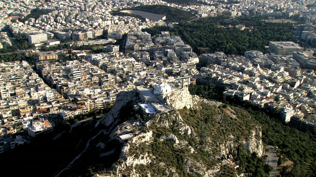 从WS AERIAL ZO可以看到利卡维图斯的城市景观和利卡贝图斯山，山顶上有圣乔治教堂。雅典/利卡贝图斯利卡维图斯，希腊雅典视频素材