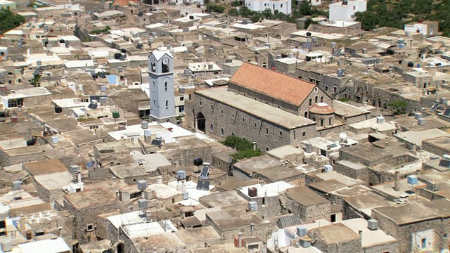 希腊北爱琴海群岛Chios / Chios Mesta中世纪村庄之间的旧教堂视频素材