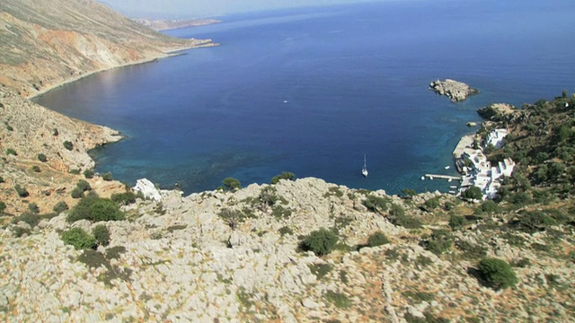 WS AERIAL DS View Loutro Bay / Loutro，克里特岛，希腊视频素材