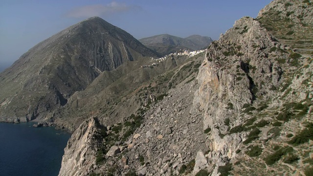 从高空俯瞰希腊12岛Karpathos / Karpathos的奥林波斯村视频素材