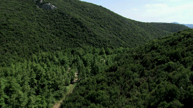 WS航拍哈尔基迪基半岛红色田野/哈尔基迪基，马其顿，希腊视频素材