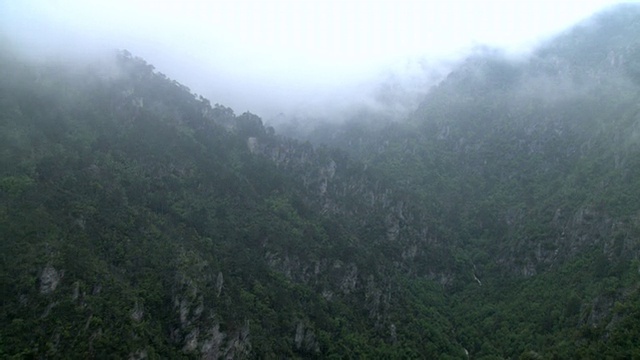 空中俯瞰奥林匹斯山脉东面的山坡，透过薄雾和云雾/奥林匹斯，马其顿，希腊视频素材