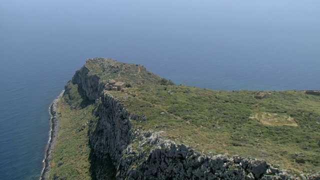 从空中俯瞰希腊伯罗奔尼撒半岛的莫尼姆瓦西亚(monemvasia / monemvasia)的山顶修道院视频素材