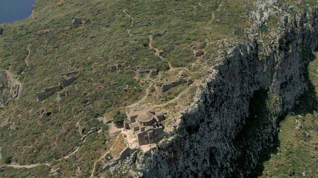 从空中俯瞰希腊伯罗奔尼撒伯罗奔尼撒半岛莫尼姆瓦西亚(monemvasia / monemvasia)的山顶修道院视频素材