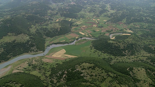 希腊拉多纳斯河和拉东/伯罗奔尼撒斯湖的WS AERIALView视频素材