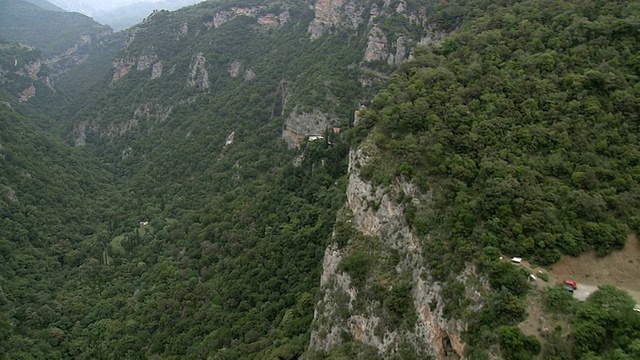 WS AERIAL位于希腊伯罗奔尼撒半岛路易斯河/路易斯河上方山坡上的两座修道院视频素材