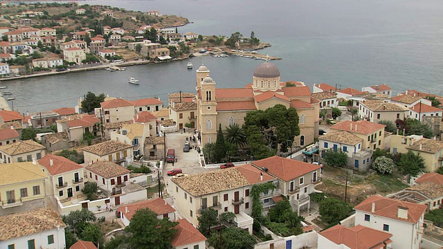 WS AERIAL DS View of church in town Galaxidi / Delphi, Sterea Ellada，希腊视频素材