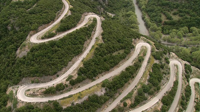 通向希腊塞萨利亚伊庇罗斯山顶的道路弯道视图视频素材