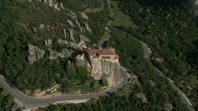 WS AERIAL DS著名的Meteora柱子，悬挂的岩石(联合国教科文组织世界遗产)/ Meteora，塞萨利亚，希腊视频素材