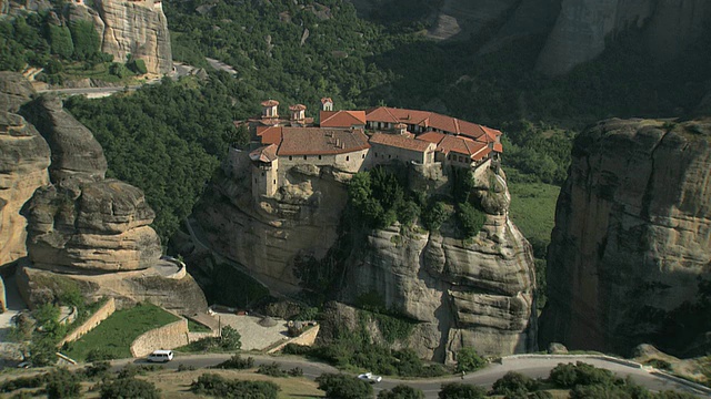 WS AERIAL DS著名的Meteora柱子，悬挂的岩石(联合国教科文组织世界遗产)/ Meteora，塞萨利亚，希腊视频素材