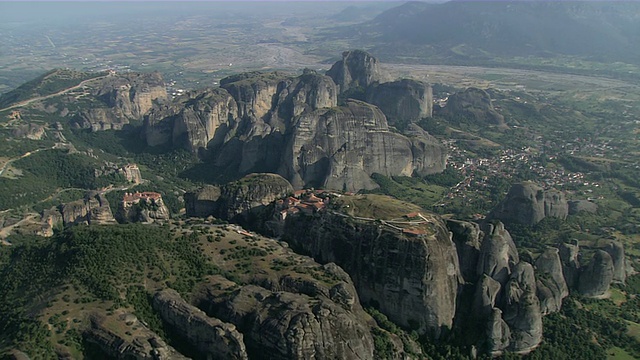 WS AERIAL ZO TS著名的Meteora柱子，悬挂的岩石(联合国教科文组织世界遗产)/ Meteora，塞萨利亚，希腊视频素材