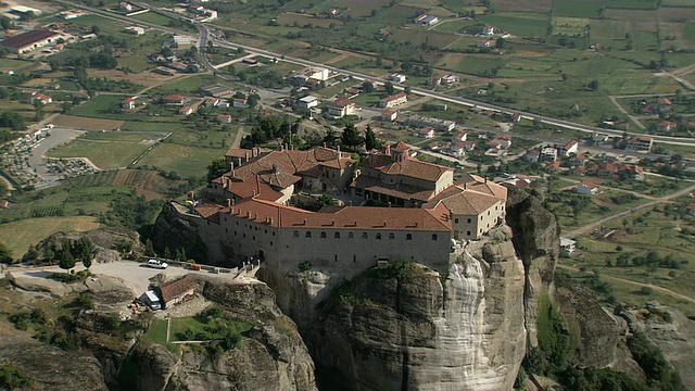 WS AERIAL DS著名的Meteora柱子，悬挂的岩石(联合国教科文组织世界遗产)/ Meteora，塞萨利亚，希腊视频素材