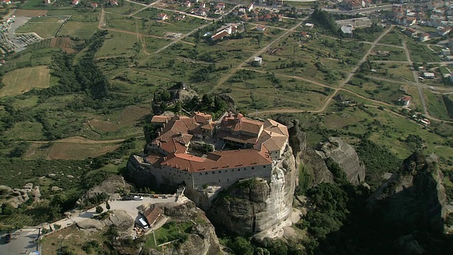 WS AERIAL DS著名的Meteora柱子，悬挂的岩石(联合国教科文组织世界遗产)/ Meteora，塞萨利亚，希腊视频素材