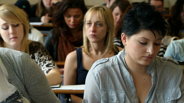 女大学生在报告厅视频素材