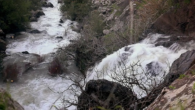 瀑布冲下峡谷视频素材