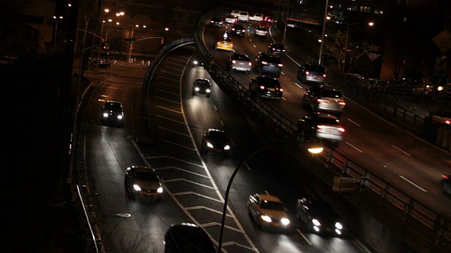 弯弯曲曲的公路，夜间交通繁忙——潘视频素材