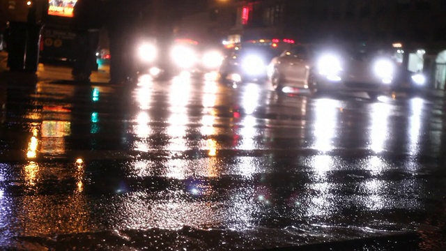 在潮湿、下雨的路上经过的车辆视频素材