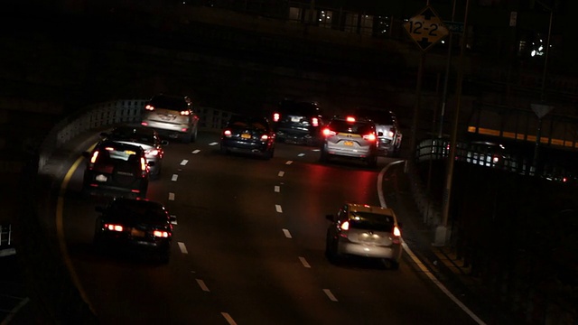 夜间高速公路上的汽车视频素材