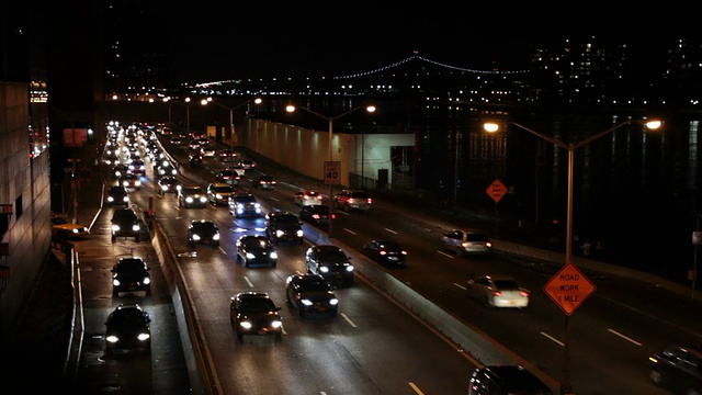 夜间高速公路上的汽车视频素材