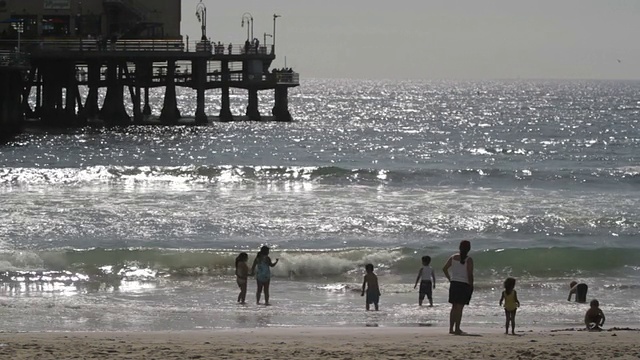 孩子们在海浪中嬉戏视频素材