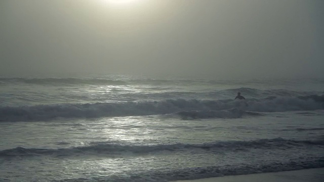 一个人在浓雾中在海上冲浪视频素材