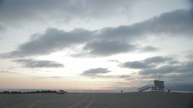 夕阳下的海滩和大海视频素材