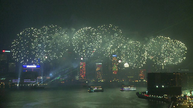 大型烟花和火花雨点落在香港维多利亚港，从尖沙咀，九龙，东亚运动会开幕式烟花表演，2009年12月视频素材