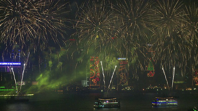 烟花在香港维多利亚港的浮动驳船爆炸，东亚运动会开幕式烟花表演，2009年12月视频素材