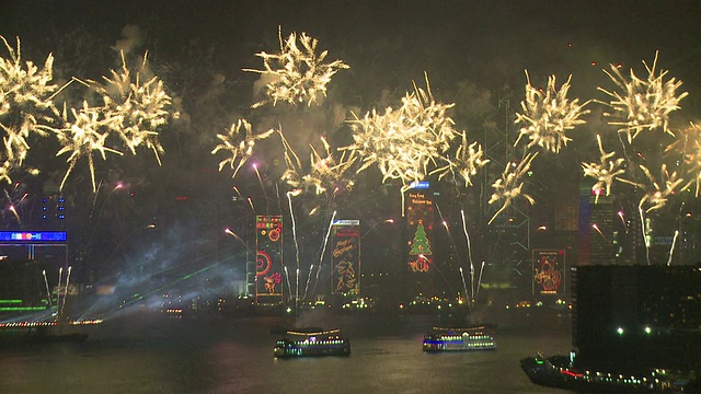 烟花在香港维多利亚港的浮动驳船爆炸，东亚运动会开幕式烟花表演，2009年12月视频素材