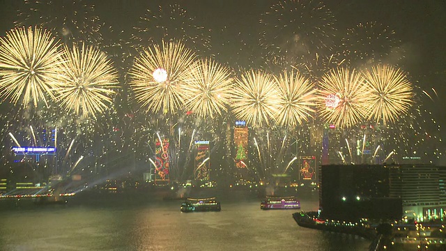 大型烟花和火花雨点落在香港维多利亚港，东亚运动会开幕式烟花表演，2009年12月视频素材