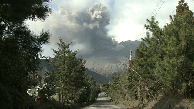 2011年1月，日本樱岛，通往喷发火山的乡村道路。视频素材