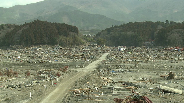 2011年4月2日，日本岩手县陆前高田市;2011年3月东北地震后的海啸三周后。视频素材