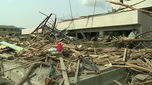 2011年4月2日，日本岩手县陆前高田市被毁医院内部;2011年3月东北地震后的海啸三周后。视频素材