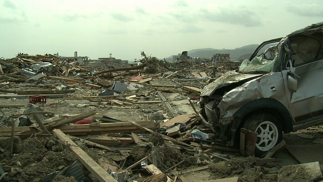 2011年4月2日，日本岩手县陆前高田市;2011年3月东北地震引发的海啸之后。这个沿海城镇遭受了严重的破坏，大部分居民区被夷为平地。视频素材