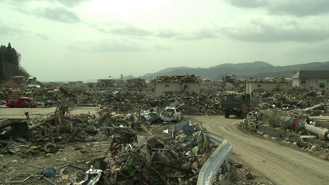 2011年4月2日，日本岩手县陆前高田市;2011年3月东北地震引发的海啸之后。这个沿海城镇遭受了严重的破坏，大部分居民区被夷为平地。视频素材