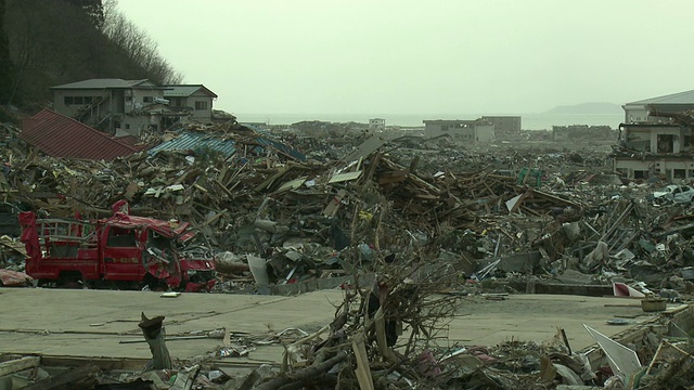 2011年4月2日，日本岩手县陆前高田市;2011年3月东北地震引发的海啸之后。这个沿海城镇遭受了严重的破坏，大部分居民区被夷为平地。视频素材