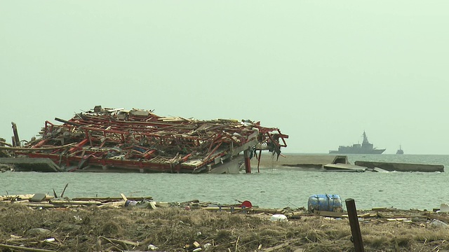 2011年4月2日，日本岩手县陆前高田市;2011年3月东北地震引发的海啸之后。这个沿海城镇遭受了严重的破坏，大部分居民区被夷为平地。视频素材