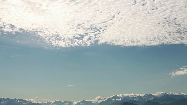 一吨/吨的暴风云掠过山景视频素材