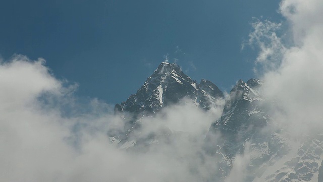 一吨/吨的云吹过雪峰视频素材