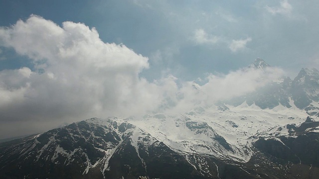 T/L的云在头顶吹雪mtn高峰视频素材