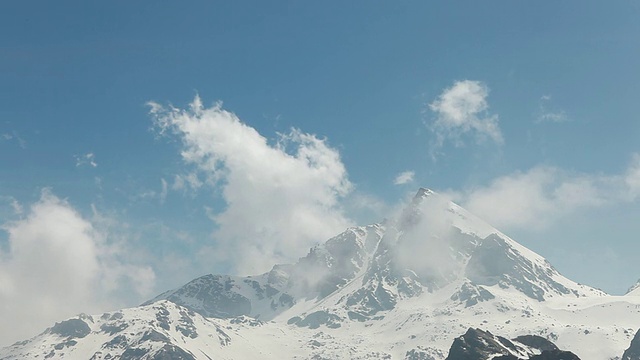 T/L云吹过mtn峰，有晴朗趋势视频素材