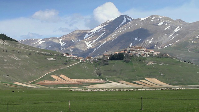 在Castelluccio di Norcia的山脉景观的淘金视频素材